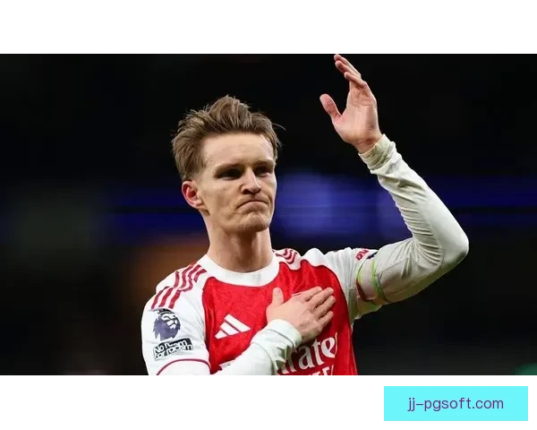 厄德高在阿森纳中场依然是调度大师串联进攻掌控节奏引领球队前行